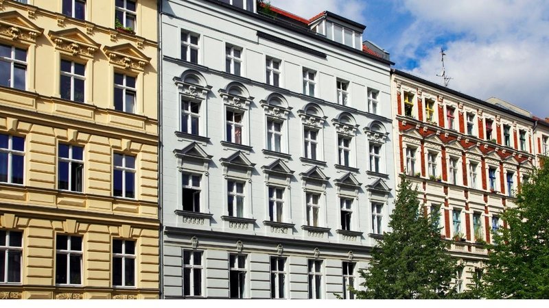 Eine Häuserreihe mit Mietwohnungen: Eigentümer können weiterhin davon ausgehen, dass Gewinne aus dem Verkauf ihrer Immobilien nach Ablauf der zehnjährigen Spekulationsfrist grundsätzlich steuerfrei bleiben. Foto: stock.adobe.com / Friedberg