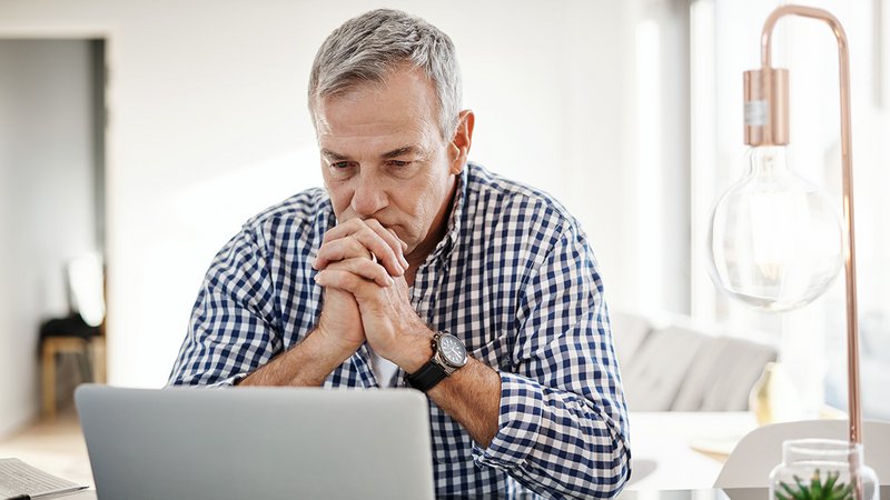 PM Umfrage Aussichten, älterer Mann vor Laptop