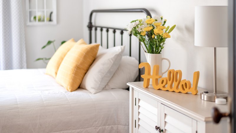 Gästezimmer mit Hello Schild auf Nachttisch