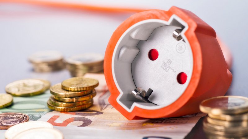 Erneuerbare Energien Strompreis, Stecker und Bargeld