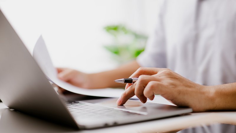 Musterbrief Kündigung möblierte Wohnung, Frau tippt Kündigung für möblierte Wohnung am Laptop