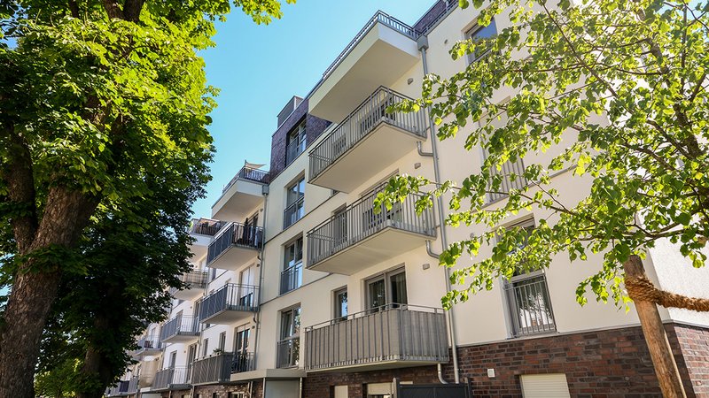 Ein Blick auf die Fassade eines Neubaus