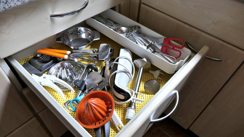 Eine offene Schublade mit allerlei Küchenutensilien