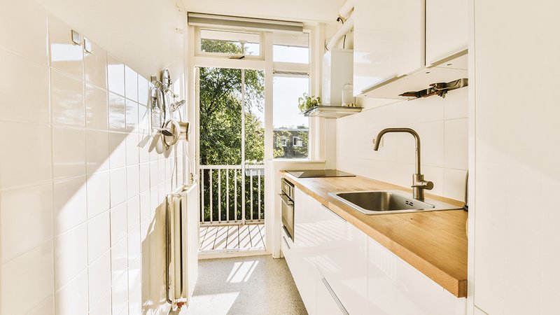 Wohnfläche, enge weiße Küche, Foto: iStock.com / ProCreators