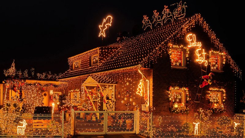 Weihnachtsbeleuchtung Helligkeit, Haus mit Weihnachtsbeleuchtung