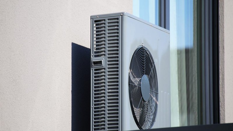 Außengerät einer Klimaanlage auf dem Blkon