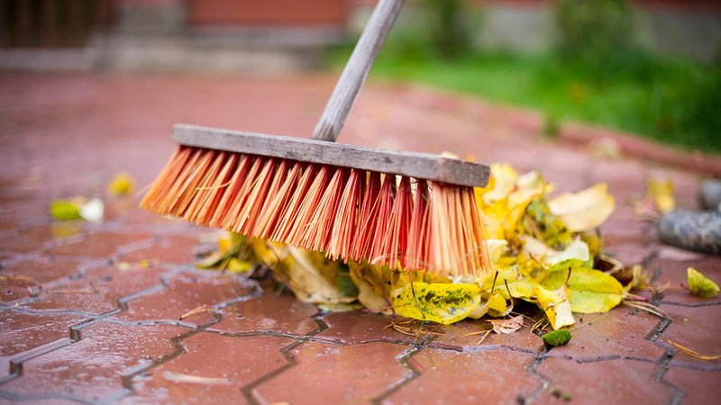 Laub fegen, kehren, blasen, Kehrbesen und nasses Laub
