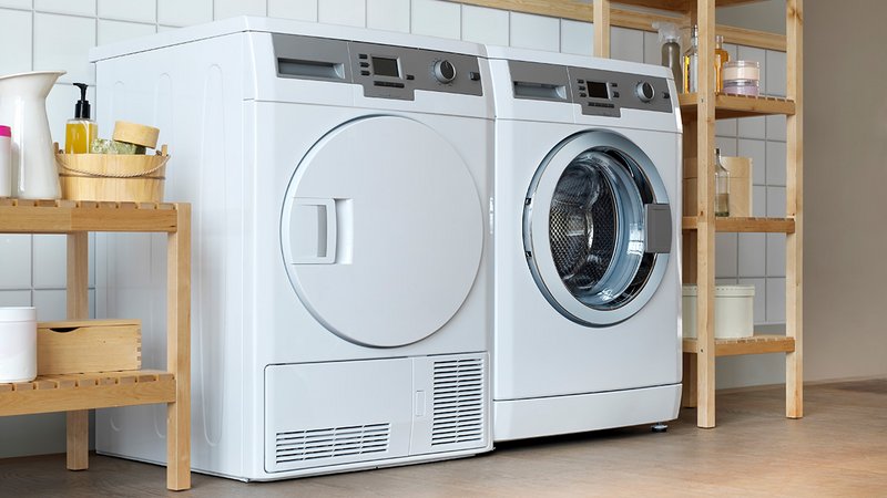 Waschmaschine und Trockner stehen nebeneinander