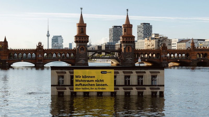 Ein Floß in Altbauoptik schwimmt in Berlin über die Spree