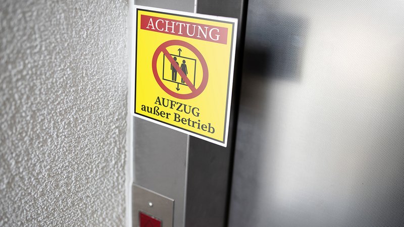 Ein Schild am Aufzug zeigt an: "Aufzug außer Betrieb"