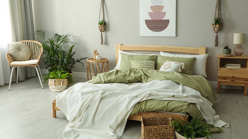Ein Doppelbett im Schlafzimmer mit Bettwäsche in Matcha Green