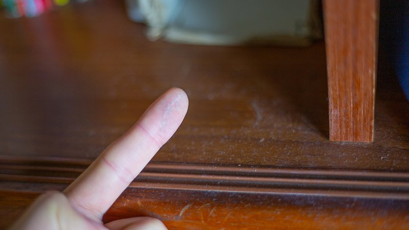 Darf mein Vermieter die Wohnung auf Sauberkeit prüfen, Finger mit Staub