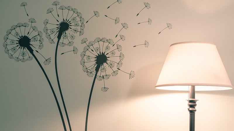 Pusteblumen als Klebebild an der Wand