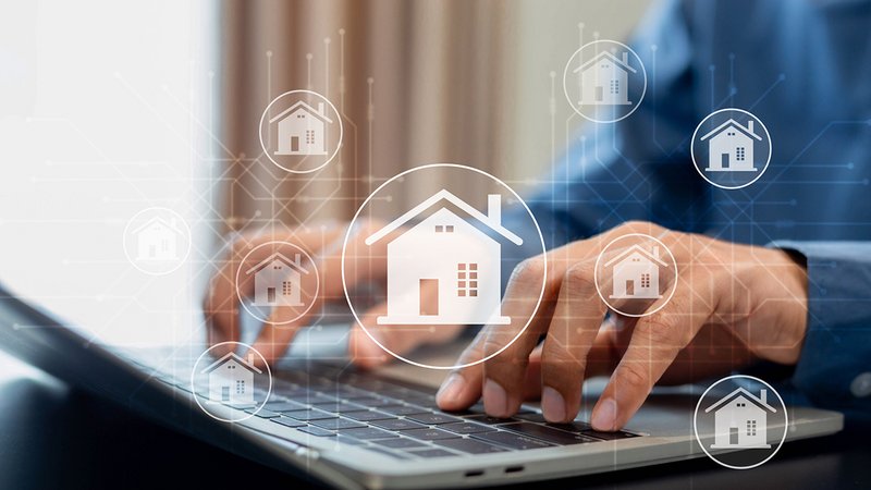 Immobilienkauf Stiftung Warentest, Mann sucht am Laptop nach Immobilien