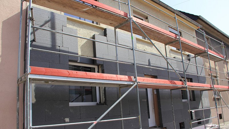 PM Umfrage Mietpreise Sanierungen, Haus wird energetisch saniert