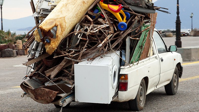Ein völlig überladenes Auto mit Schrott