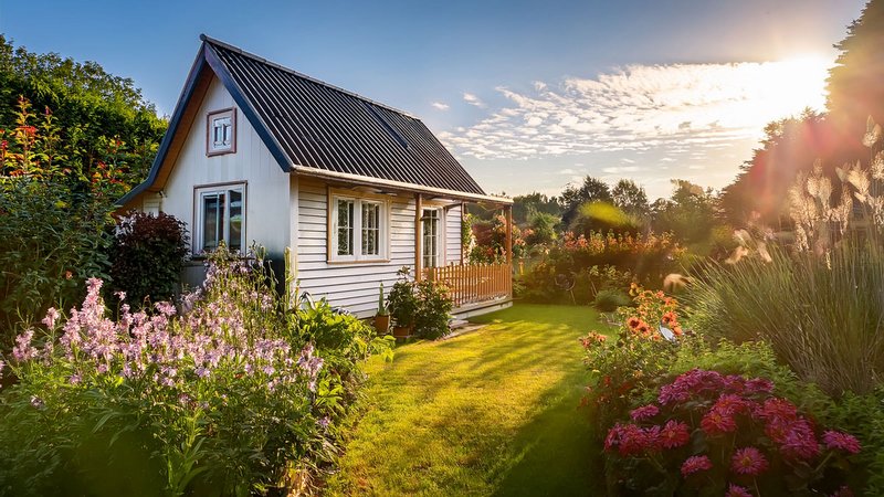 Tiny House Garten, Garten vor einem Tiny House