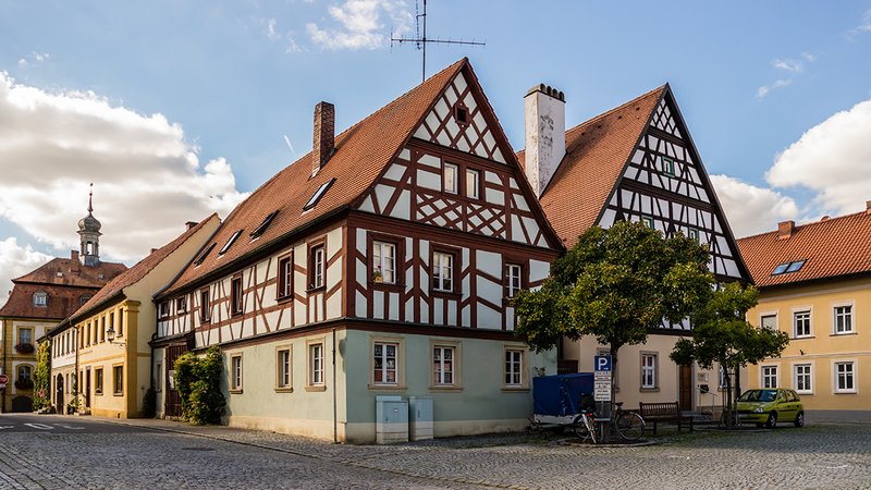 kleinstädtisches Fachwerkhaus an einem Marktplatz