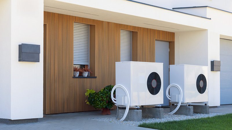 Zwei Wärmepumpen vor einer Wohnung