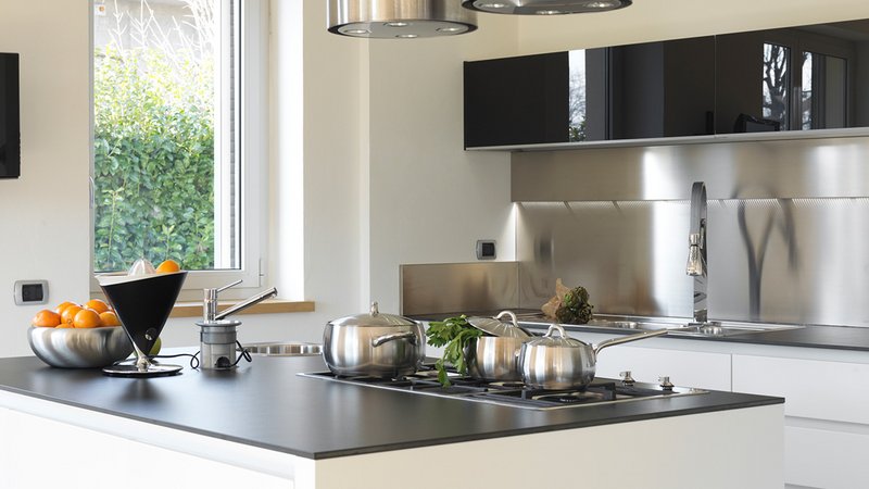 Arbeitsplatte Küche, weiße Küche mit einer schwarzen Arbeitsplatte