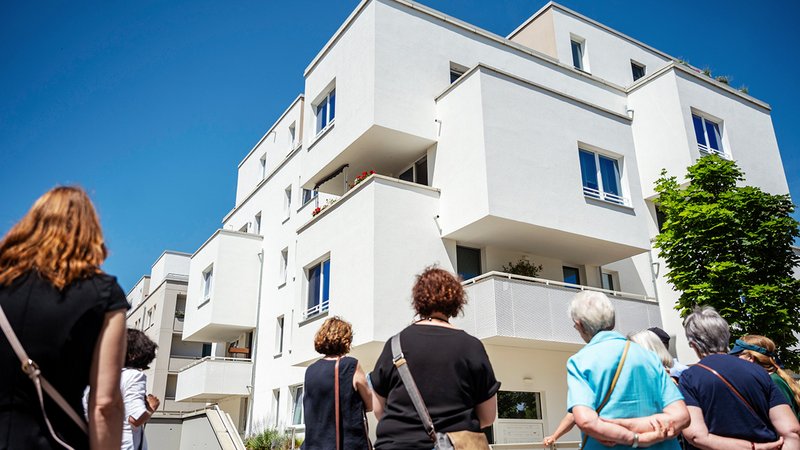 Interessenten bei der Wohnungsbesichtigung.