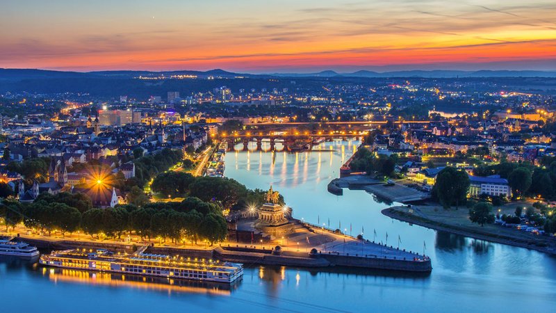 Das Deutsche Eck ist ein berühmtes Wahrzeichen der Stadt Koblenz und liegt direkt an der Mündung der Mosel in den Rhein. Foto: stock.adobe.com / Adrian