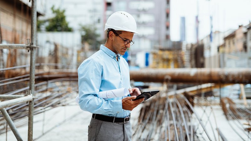 Ein Mann mit Helm auf einer Baustelle