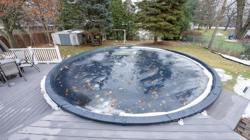 Pool entleeren, mit Plane abgedeckter Pool