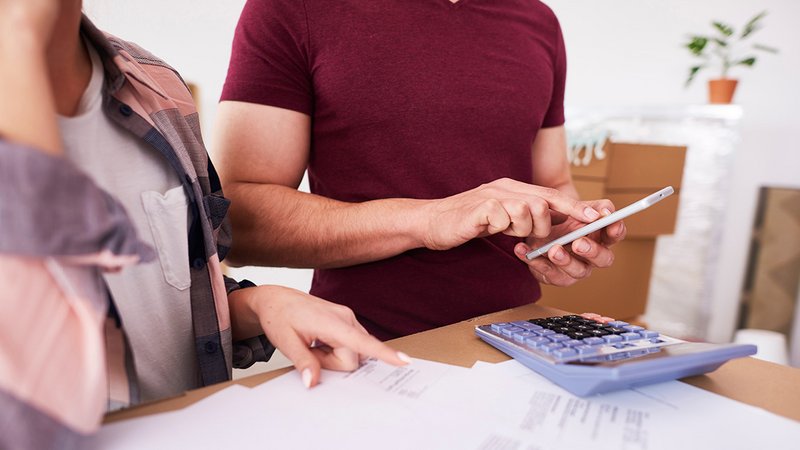 Ein Mann und eine Frau prüfen am Smartphone einen Mietvertrag