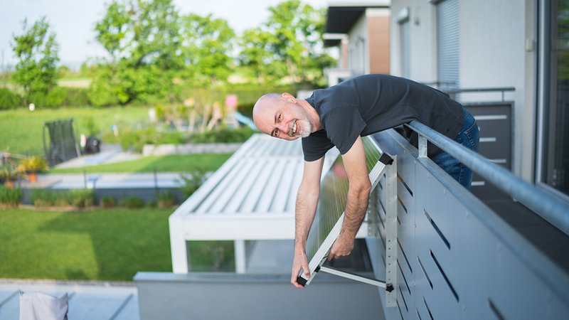 Selber machen oder mache lassen? Das musst du bei Balkonkraftwerken wissen. Foto. iStock.com / amriphoto