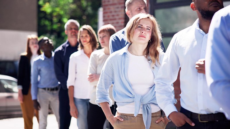 Studie Wohnraummangel, Warteschlange für Wohnungsbesichtigung mit unzufriedenen Menschen
