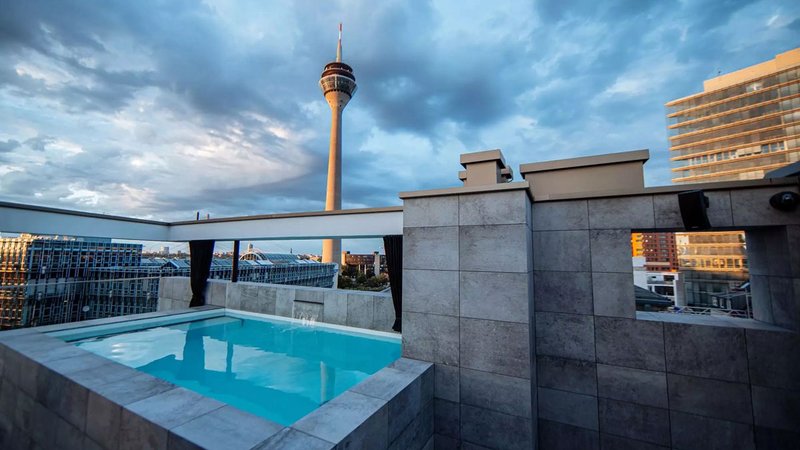 PM Luxuswohnungen Miete, Penthouse mit Dachterrassenpool in Düsseldorf