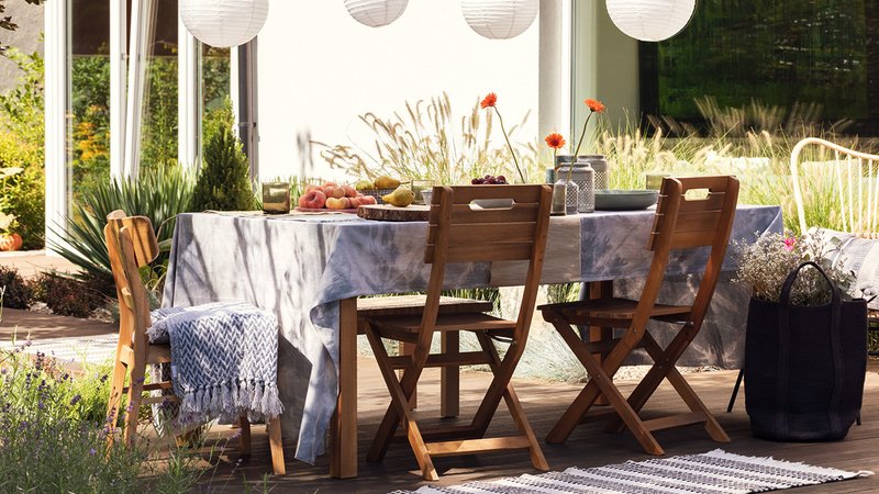 Sommer Comeback, Tisch und Stühle im Garten bei Sonnenschein