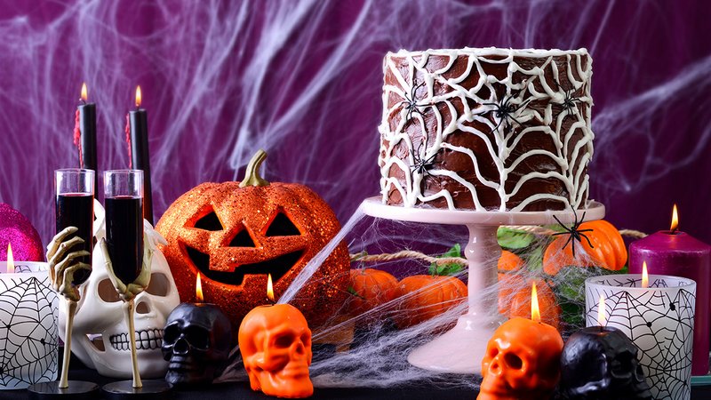 Halloween-Deko für Zuhause - Kürbisse, Torte mit Spinnen, Totenköpfe, Kerzenständer