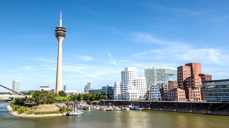 Der Medienhafen in Düsseldorf mit dem bekannten Fernsehturm
