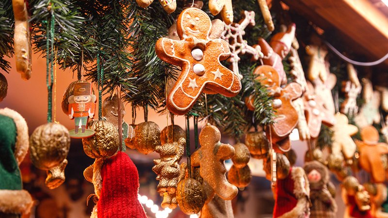 Lebkuchenmännlein an einem Weihnachtsmarktstand