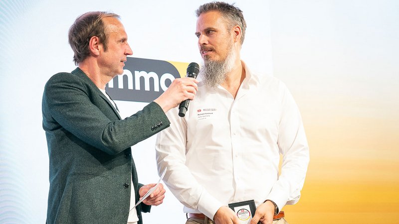 Bestes Immobilienportal ntv, Richard Forslund, Director Product AVIV Germany, nimmt den Preis für Deutschlands Beste Online-Portale 2025 entgegen