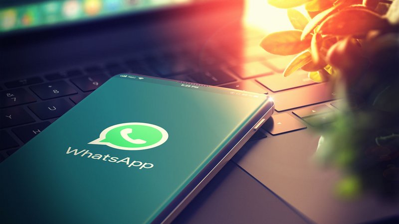 WhatsApp-Mietvertrag, Smartphone mit WhatsApp-Symbol auf dem Bildschirm