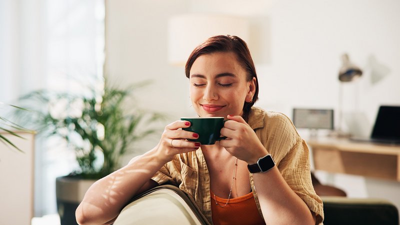 Allein leben Vorteile, Frau genießt mit einer Tasse Tee das Alleineleben