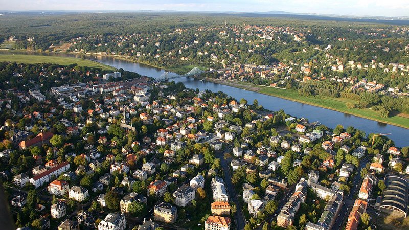 Dresden-Blasewitz von oben mit Elbe und Blauem Wunder