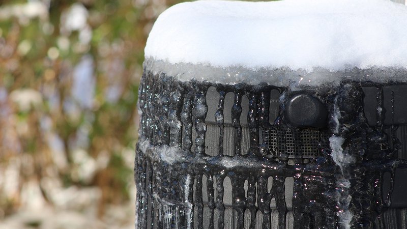 Regentonne entleeren, Regentonne mit gefrorenem Wasser