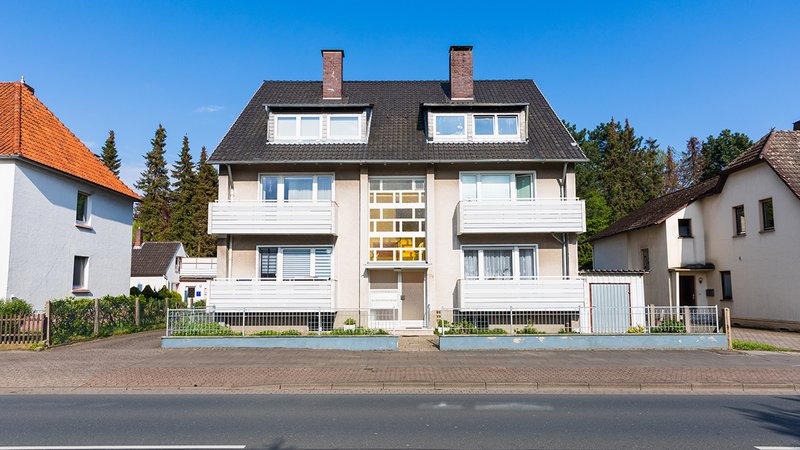 Mehrfamilienhaus verlaufen, ein helles 6-Parteienhaus mit dunklem Dach