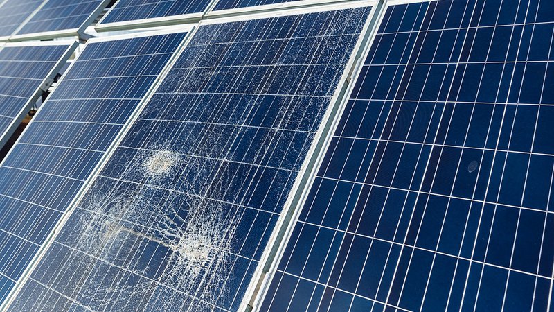 Beschädigte Photovoltaikmodule nach einem schweren Hagelunwetter: Moderne PV-Anlagen gelten zwar als robust und sind gegen normale Hagelereignisse zertifiziert, bei extrem großen Hagelkörnern kann es jedoch zu Glasbrüchen kommen.