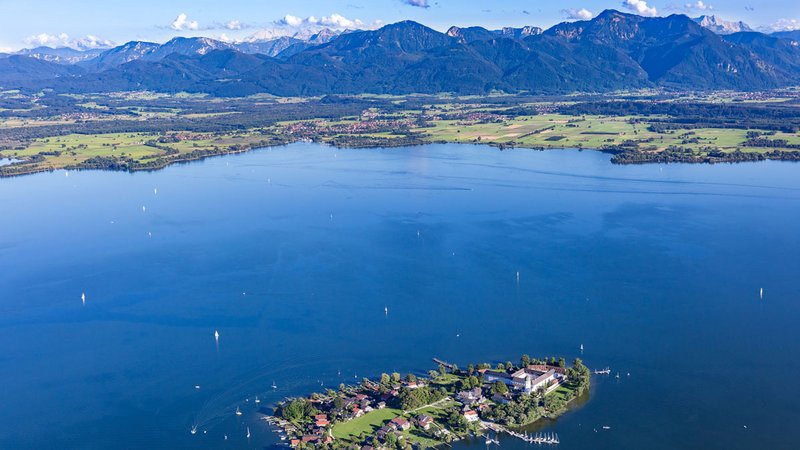 Hauskauf Umland Chiemsee, Blick auf den Chiemsee und im Hintergrund die Chiemgauer Alpen