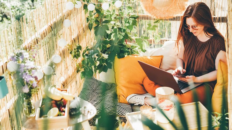 Kleiner Balkon mit Sichtschutz aus Bambusmatte