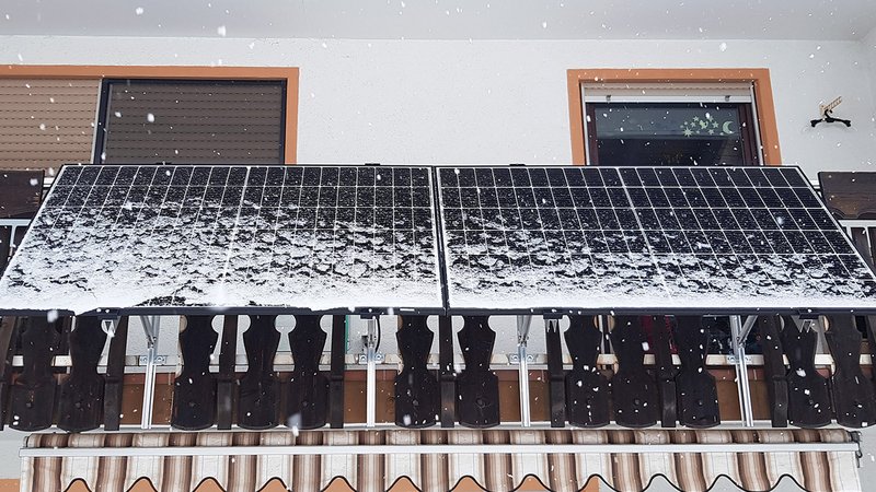 Frost ist gut für Solarzellen. Ist der Schnee erst einmal runter, werden sie bei Minustemperaturen effektiver als man denkt. 