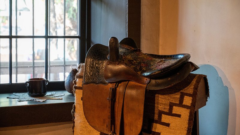 Ein Pferdesattel in der Ecke eines Wohnzimmers