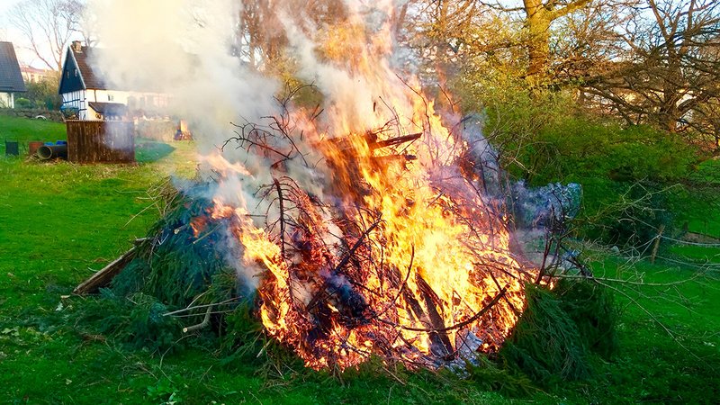 Osterfeuer privat, Osterfeuer im Garten