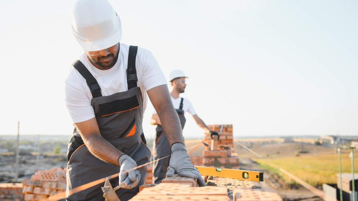 Fachkräfte auf dem Bau werden zunehmend knapp. Laut IW könnten bis 2029 allein in fünf wichtigen bau- und handwerksnahen Berufsgruppen rund 59.000 Fachkräfte fehlen.