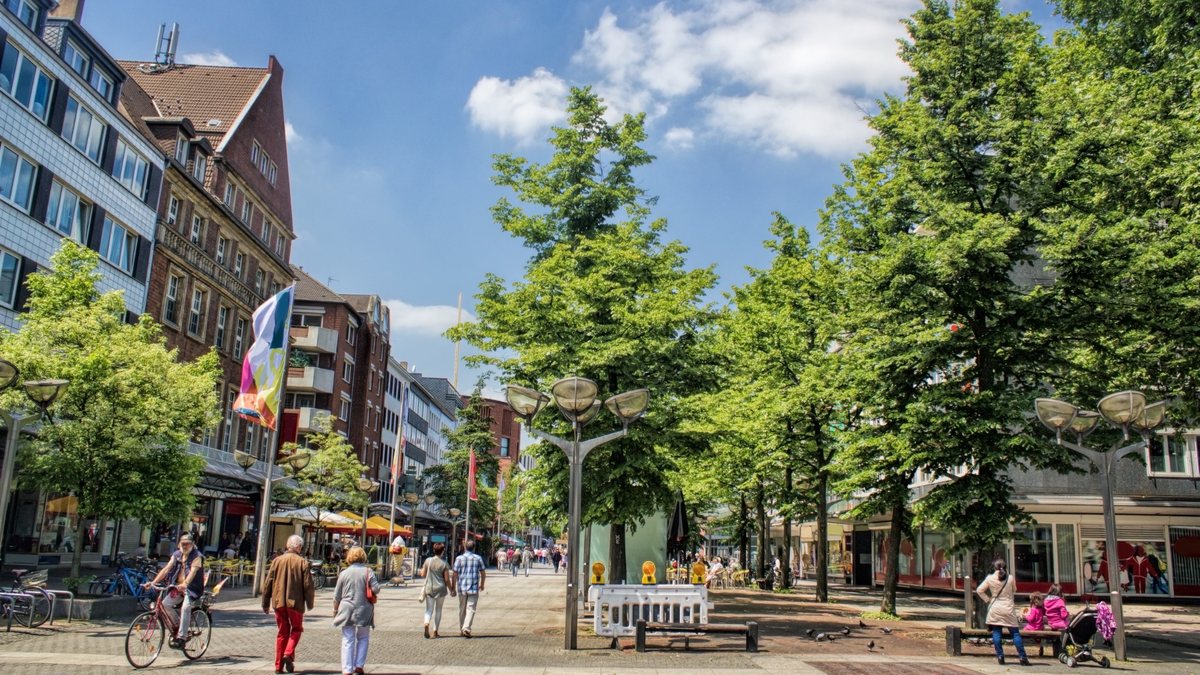 Duisburger Stadtzentrum mit Fußgängerzone und begrünten Plätzen. Foto: stock.adobe.com / ArTo